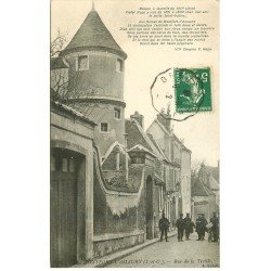 carte postale ancienne K. 78 MONTFORT-L'AMAURY. Groupe de Facteurs à la Maison à Tourelle 1912
