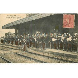 carte postale ancienne K. 78 SAINT-CYR L'ECOLE. La Fanfare en attente du Train spécial 1907