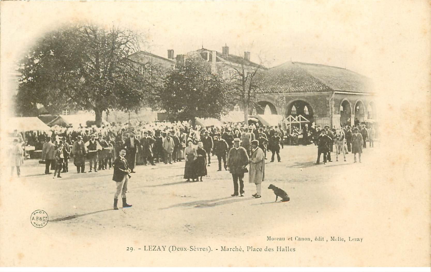 carte postale ancienne 79 LEZAY. Le Marché Place aux Halles 1904