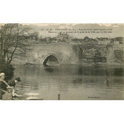 carte postale ancienne 79 THOUARS. Lavandières près du Pont coupé par les Bleus Chouans