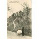 carte postale ancienne 79 THOUARS. Personnage devant reste des Fortifications