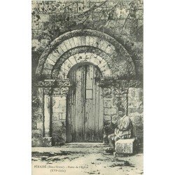 carte postale ancienne 79 PERIGNE. Personnage assis Porte de l'Eglise 1908