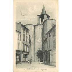 carte postale ancienne 79 PARTHENAY. Porte de l'Horloge et Café de la Place. Timbre manquant