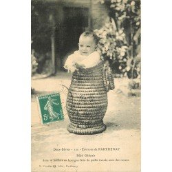 carte postale ancienne 79 PARTHENAY. Bébé Gatinais dans sa baillote en bourgne 1911