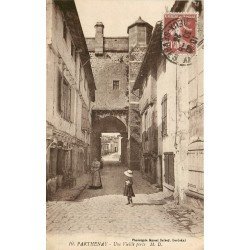 carte postale ancienne 79 PARTHENAY. Une Vieille Porte 1923