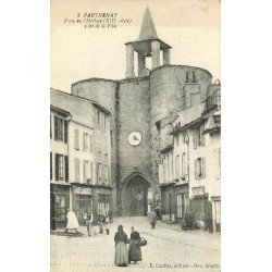 carte postale ancienne 79 PARTHENAY. Porte de l'Horloge 1920