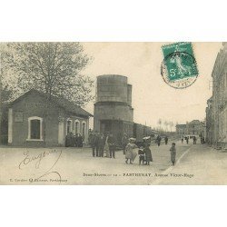carte postale ancienne 79 PARTHENAY. Avenue Victor-Hugo Chateau d'Eau citerne et wagons d'un Train 1910
