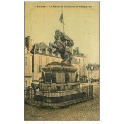 carte postale ancienne 14 FALAISE. Statue de Guillaume le Conquérant. Carte toilée impeccable