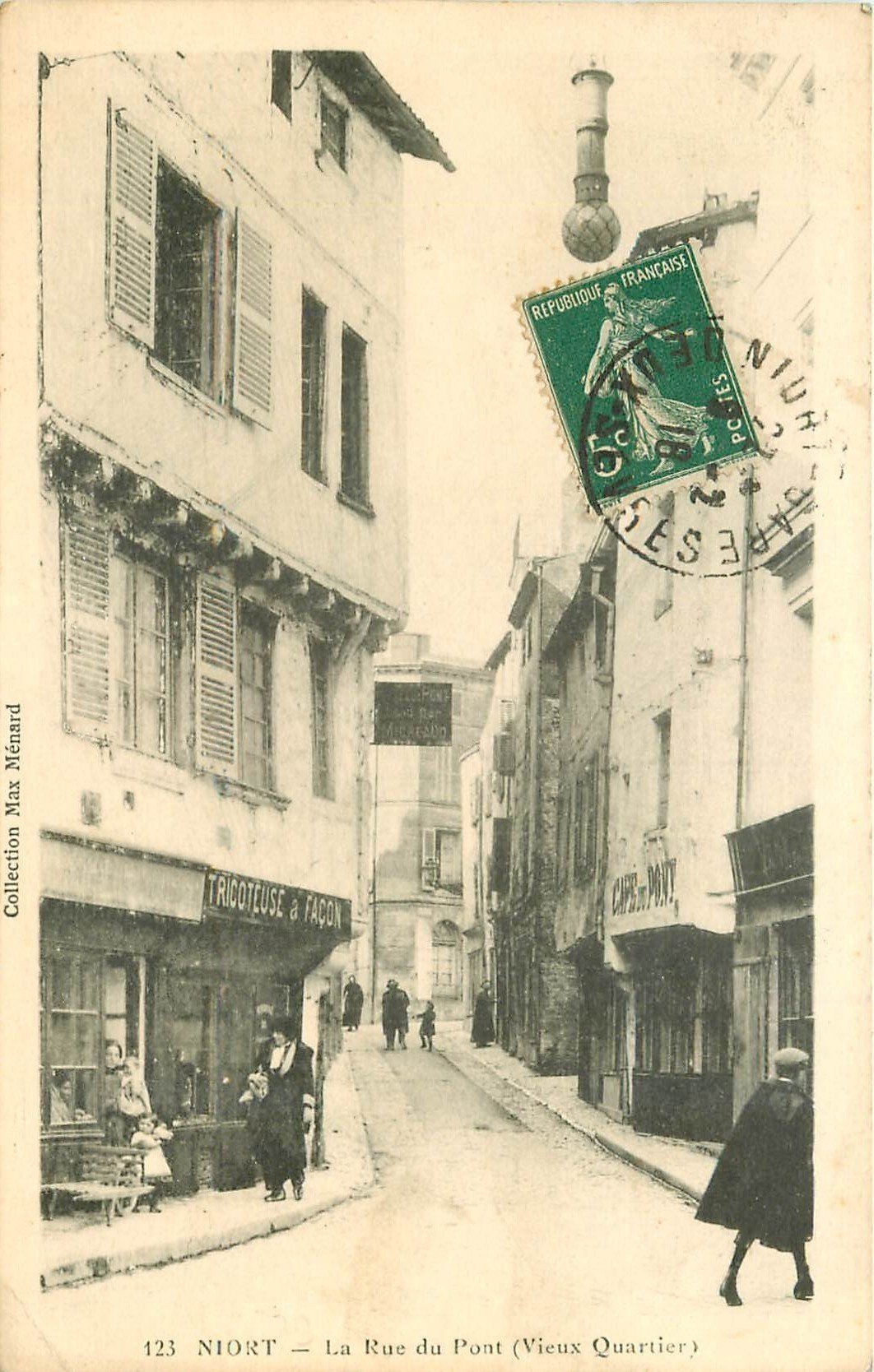 carte postale ancienne 79 NIORT. La Rue du Pont 1918 Tricoteuse à façon et Café du Pont