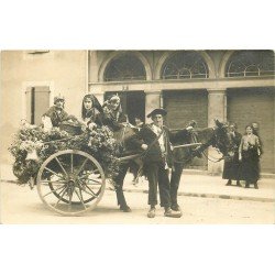 65 BAGNERES DE BIGORRE. Carte Photo d'un Char attelage avec vendeuses de Fleurs vers 1910
