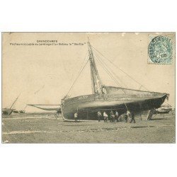 carte postale ancienne 14 GRANDCAMP. Pêcheurs occupés au carénage d'un Bateau la Berthe 1906. Métiers de la Mer