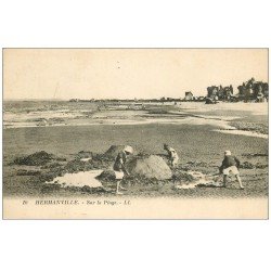 carte postale ancienne 14 HERMANVILLE-SUR-MER. Jeux de Sable vers 1910...