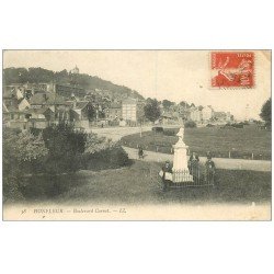 carte postale ancienne 14 HONFLEUR. Boulevard Carnot Vendeur de journaux 1906