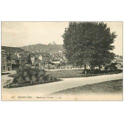 carte postale ancienne 14 HONFLEUR. Boulevard Carnot Vendeur de journaux 1920