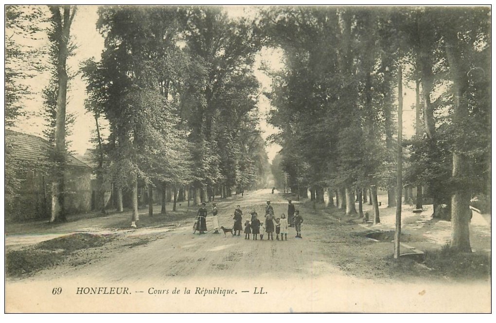 14 HONFLEUR. Cours de la République 1916 animation