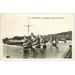 carte postale ancienne 14 HONFLEUR. Crevettiers rentrant de Pêche. Carte Photo