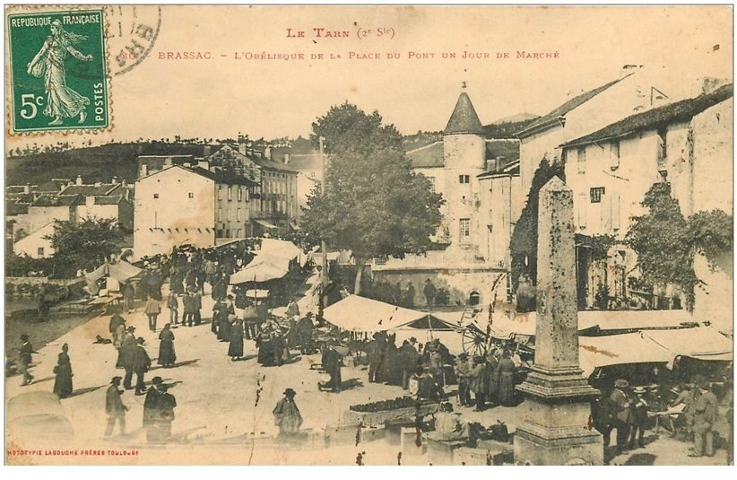 carte postale ancienne 81 BRASSAC. Le Marché et l'Obélisque de la Place du Pont