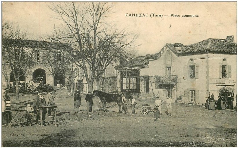 carte postale ancienne 81 CAHUSAC. Place Commune avec Maréchal Ferrand et un Cheval 1909