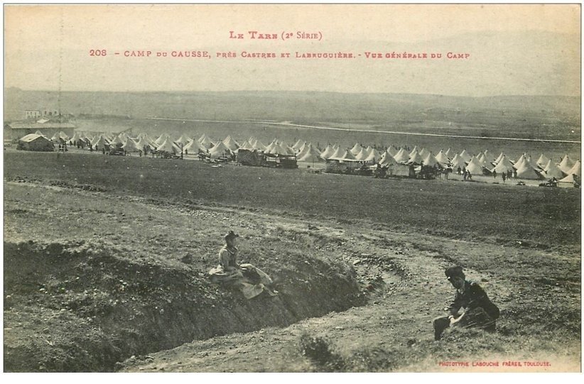 carte postale ancienne 81 CAMP DU CAUSSE. Personnages assis regardant les tentes militaires