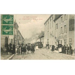 carte postale ancienne 81 GRAULHET. Train locomotive à vapeur en pleine Ville Route de Lavaur et Hôtel Clavel