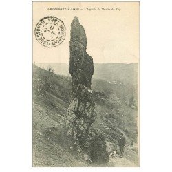 carte postale ancienne 81 LABESSONNIE. Aiguille du Moulin du Roy 1917 Promeneur et son Chien