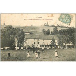 carte postale ancienne 81 LACAUNE-LES-BAINS. Jeux devant l'Etablissement 1906
