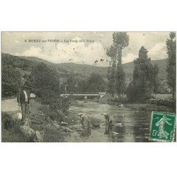 carte postale ancienne 81 MURAT SUR VEBRE. Cantonnier et Lavandières Laveuses à genoux sur la Vebre 1920