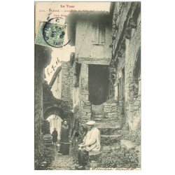carte postale ancienne 81 PENNE. Une Rue du Village avec Porteuse d'eau sur cerceau 1906. Etat impeccable