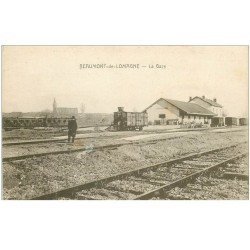 carte postale ancienne 82 BEAUMONT-DE-LOMAGNE. La Gare avec personnage