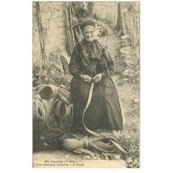 82 CAYLUS. Une Centenaire travaillant à la Tresse. Vieux métiers