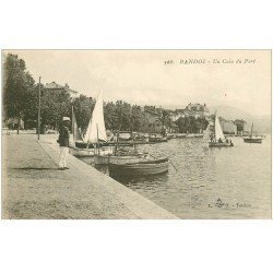 carte postale ancienne 83 BANDOL. Barques de Pêcheurs un coin du Port Policier Militaire