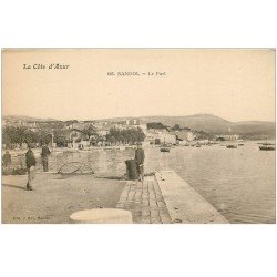 carte postale ancienne 83 BANDOL. Le Port avec Pêcheurs et nasse pour la pêche