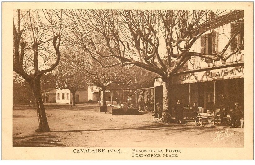 carte postale ancienne 83 CAVALAIRE-SUR-MER. Place de la Poste Café Tabac Plaisance