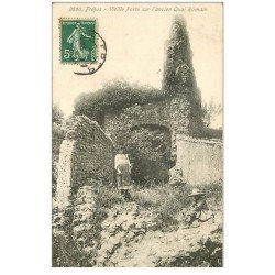 carte postale ancienne 83 FREJUS. Enfants près Vieille Porte ancien Quai Romain 1908