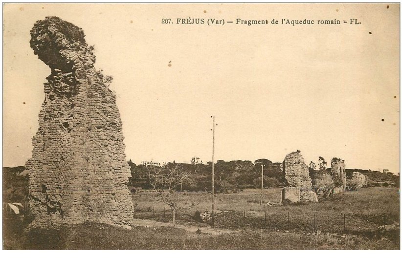 carte postale ancienne 83 FREJUS. Fragments de l'Aqueduc Romain 1925