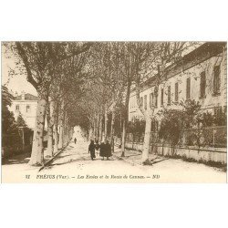 carte postale ancienne 83 FREJUS. Les Ecoles et la Route de Cannes