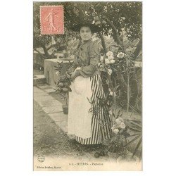 carte postale ancienne 83 HYERES. Superbe Paysanne en costume traditionnel