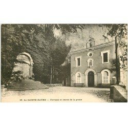 carte postale ancienne 83 LA SAINTE-BAUME. Terrasse et Entrée de la Grotte 1910