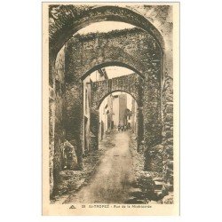 carte postale ancienne 83 LA SAINT-TROPEZ. Rue de la Miséricorde animée