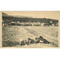 carte postale ancienne 83 LE LAVANDOU. La Plage belle animation