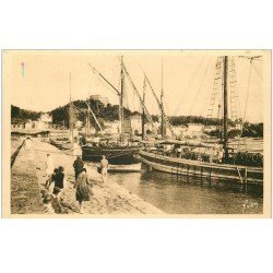 carte postale ancienne 83 PORQUEROLLES. Le Port et la Jetée Iles d'Hyères bateaux de Pêches et Voiliers