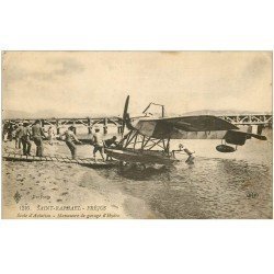 carte postale ancienne 83 SAINT-RAPHAEL. Ecole d'Aviation manoeuvre de garage d'Hydoglisseur 1919. Avion Aéroplane