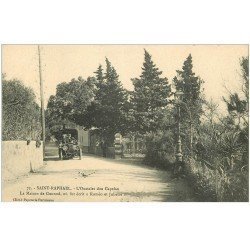 carte postale ancienne 83 SAINT-RAPHAEL. L'Oustalet don Capelan. Voiture ancienne devant Demeure de Gounod