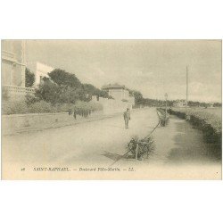 carte postale ancienne 83 SAINT-RAPHAEL. Promeneur Boulevard Félix Martin