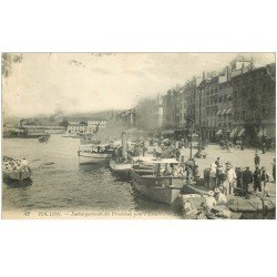 carte postale ancienne 83 TOULON. Embarquement des provisions pour l'Escadre 1911 avec Marins