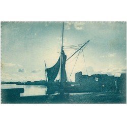 carte postale ancienne 83 TOULON. Le Port Marchand Bateau Sardinier