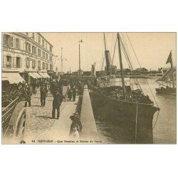 carte postale ancienne 14 HONFLEUR. Quai Beaulieu Bateau du Havre Hôtel du Cheval Blanc