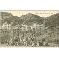carte postale ancienne 83 TOULON. Marins Porte des Hôpitaux Sainte-Anne 1919