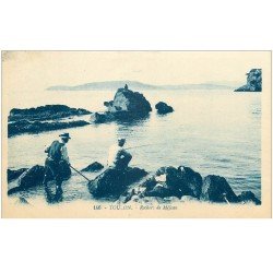 carte postale ancienne 83 TOULON. Rocher de Méjean Pêcheur à la ligne et Chercheur de Crustacés 1926