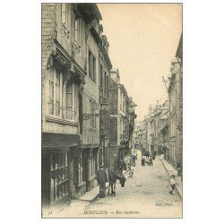 carte postale ancienne 14 HONFLEUR. Rue Gambetta 1914 Jeune vendeur de journaux ambulant et Cheval